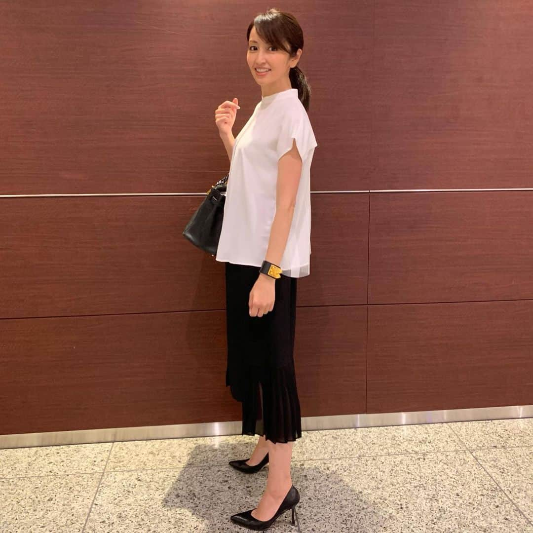 矢田亜希子さんのインスタグラム写真 - (矢田亜希子Instagram)「こんな真夜中にコンビニの冷やし中華を一気食いしてしまったよ。あとお煎餅も止まらない🍘 今日の私服は上下ともに#webalamoda #webalamodabyakikoyada  靴#manoloblahnik  バングルとバッグ#hermes バッグは15年以上持ち続けているのでかなり年季入っています」8月21日 1時40分 - akiko_yada