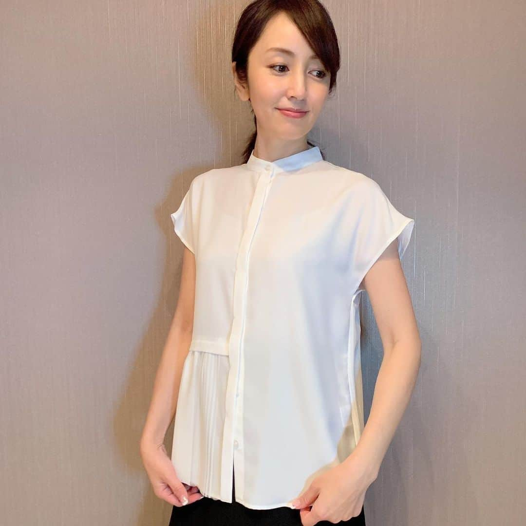 矢田亜希子さんのインスタグラム写真 - (矢田亜希子Instagram)「こんな真夜中にコンビニの冷やし中華を一気食いしてしまったよ。あとお煎餅も止まらない🍘 今日の私服は上下ともに#webalamoda #webalamodabyakikoyada  靴#manoloblahnik  バングルとバッグ#hermes バッグは15年以上持ち続けているのでかなり年季入っています」8月21日 1時40分 - akiko_yada