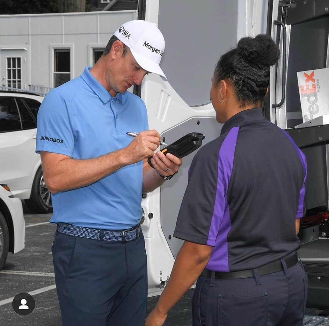 ジャスティン・ローズさんのインスタグラム写真 - (ジャスティン・ローズInstagram)「Just returned the #FedExCup back safe and sound!!@playofffinale ✍🏻🚚🏆 #FedEx」8月21日 1時45分 - justinprose99