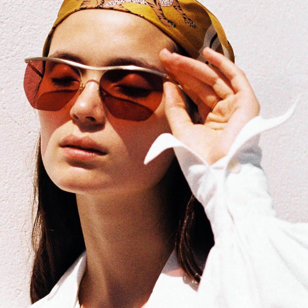 Meganさんのインスタグラム写真 - (MeganInstagram)「Zanzan PANINARO sunglasses 〰 Gold metal with sangria lenses. Handmade in small quantities in Italy. Photo by @nastyagerak ⚡️ #サングラス #선글라스 #lunettes #occhiali #sunglasses #eyewear #handmadeinitaly #slowfashion #buybetterbuyless #zanzaneyewear」8月21日 1時56分 - zanzan_domus