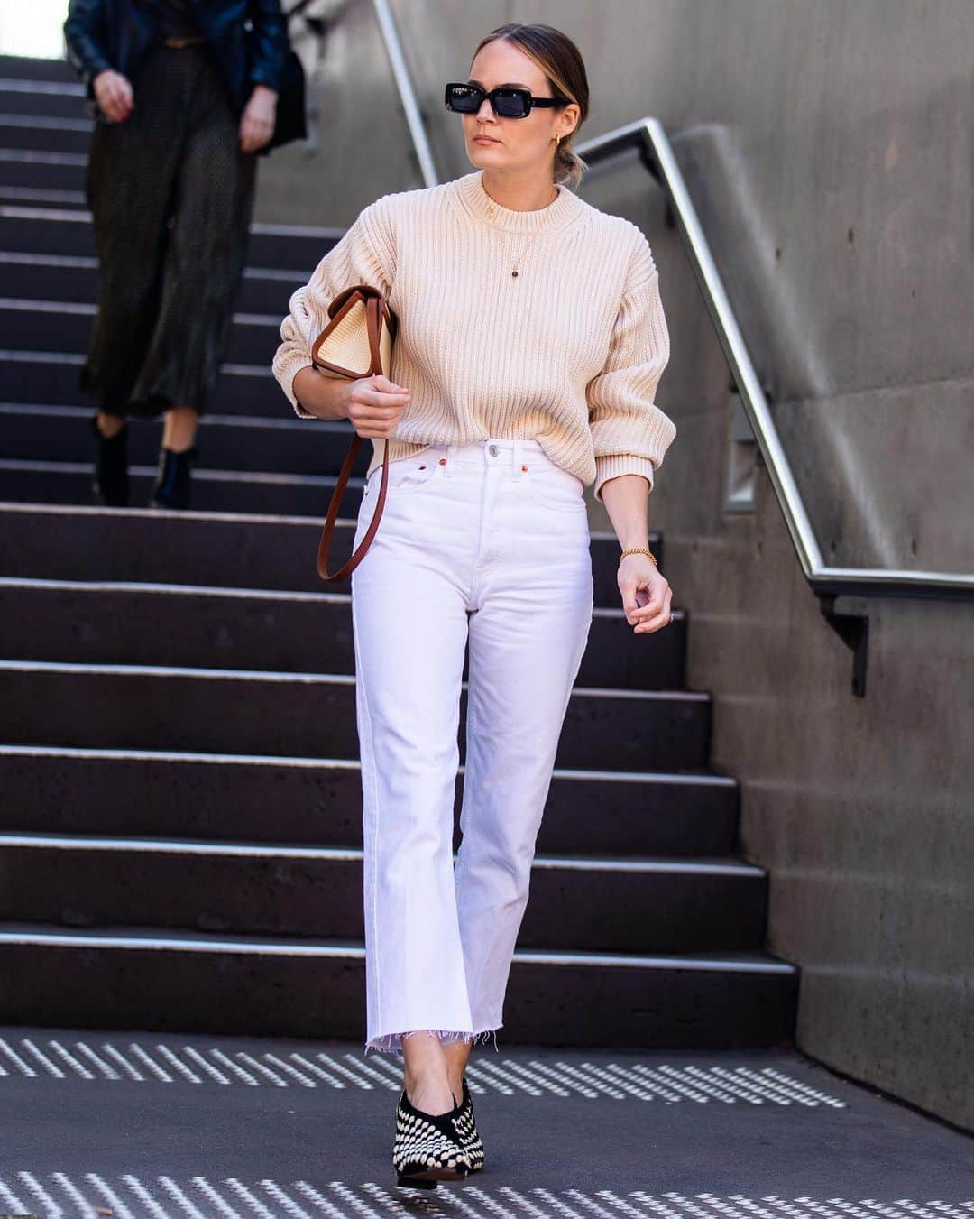 PORTER magazineさんのインスタグラム写真 - (PORTER magazineInstagram)「White denim *can* work for office hours. Click the link in bio for our tips on how to inject your favorite fabric into your working wardrobe. 📸: @styledumonde and @gettyimages」8月21日 1時57分 - portermagazine