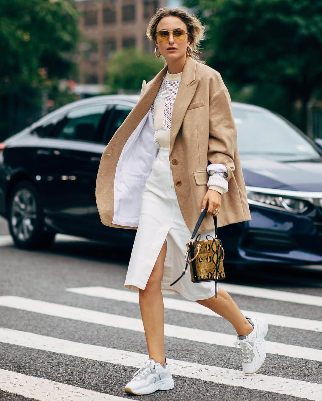 PORTER magazineさんのインスタグラム写真 - (PORTER magazineInstagram)「White denim *can* work for office hours. Click the link in bio for our tips on how to inject your favorite fabric into your working wardrobe. 📸: @styledumonde and @gettyimages」8月21日 1時57分 - portermagazine