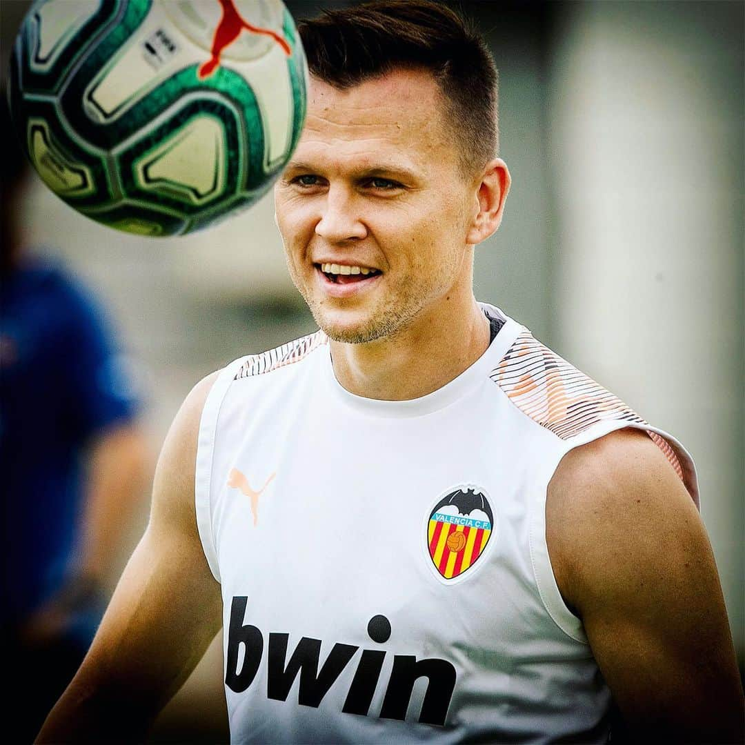 バレンシアCFさんのインスタグラム写真 - (バレンシアCFInstagram)「Camera-ready 📸 . ILUSIÓN: Por todo lo que está por venir 🦇 @cheryshev90 🤩 . Los valencianistas siempre lo estamos, ¿o no? 😌 . #NewEra 🆕 #NewSeason」8月21日 2時09分 - valenciacf