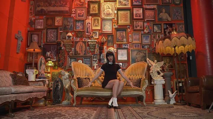 カーミンのインスタグラム：「🆘 if this gets 3,567,432 comments I’ll drop another one next week . . . . . #qveenherby #female #barz #rap #freestyle #femalerapper」