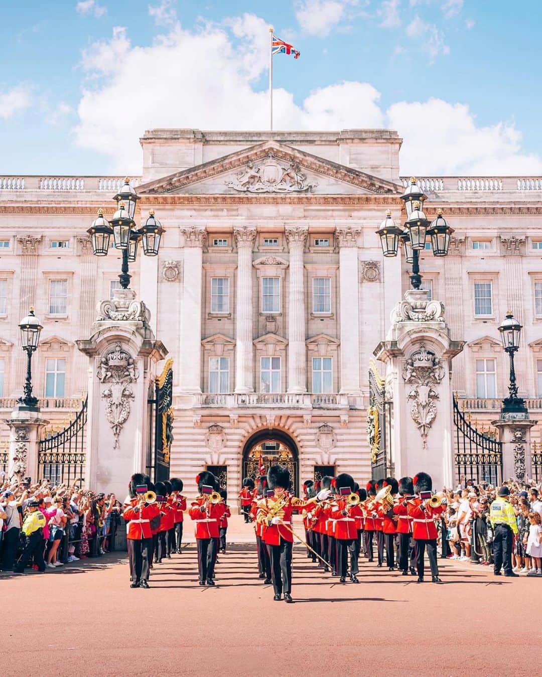 @LONDON | TAG #THISISLONDONさんのインスタグラム写真 - (@LONDON | TAG #THISISLONDONInstagram)「Stunning pictures from @photobohemian outside #BuckinghamPalace who was very well positioned to watch the “changing of the guard” at 11.00am! 😍 How great is this city?! 🇬🇧❤️🇬🇧 #thisislondon #londonlife #royalfamily」8月21日 2時15分 - london