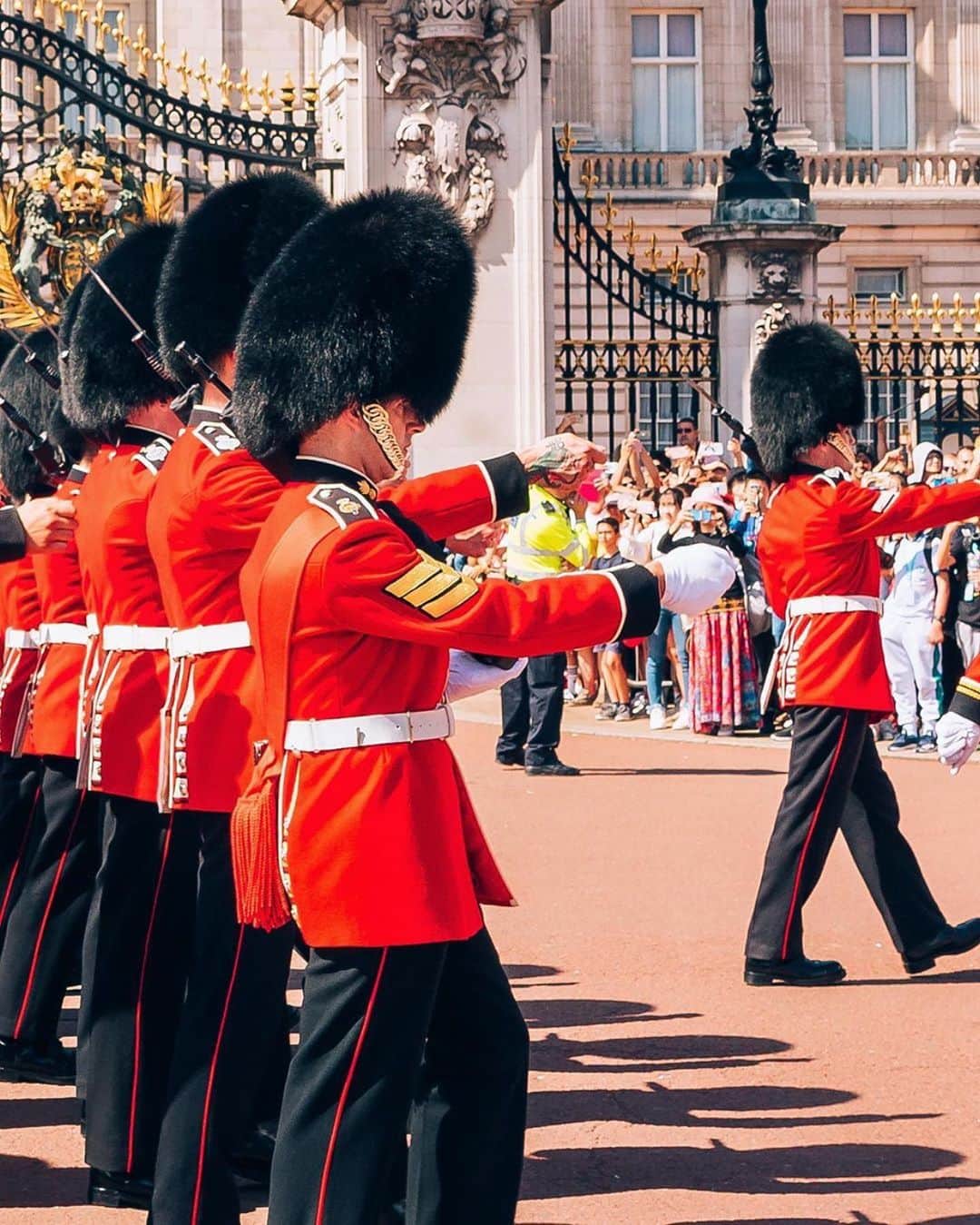 @LONDON | TAG #THISISLONDONさんのインスタグラム写真 - (@LONDON | TAG #THISISLONDONInstagram)「Stunning pictures from @photobohemian outside #BuckinghamPalace who was very well positioned to watch the “changing of the guard” at 11.00am! 😍 How great is this city?! 🇬🇧❤️🇬🇧 #thisislondon #londonlife #royalfamily」8月21日 2時15分 - london