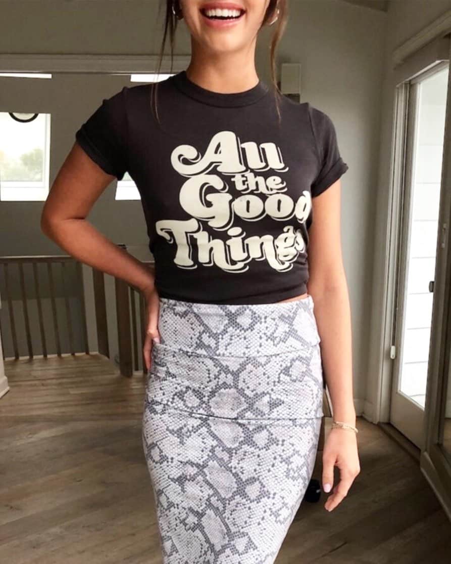 チェイサーのインスタグラム：「all good things start with a good outfit🤗🙌🏼 shirt coming to the site soon! @chaserbrand #chaserbrand #graphictee #snakeskin #cuteoutfit」