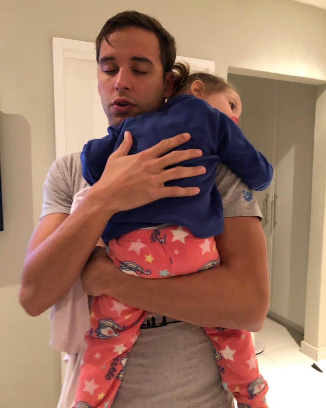 チャド・ルクロさんのインスタグラム写真 - (チャド・ルクロInstagram)「She ends up putting me to 😴 ❤️#babyrio」8月21日 2時15分 - chadleclos92