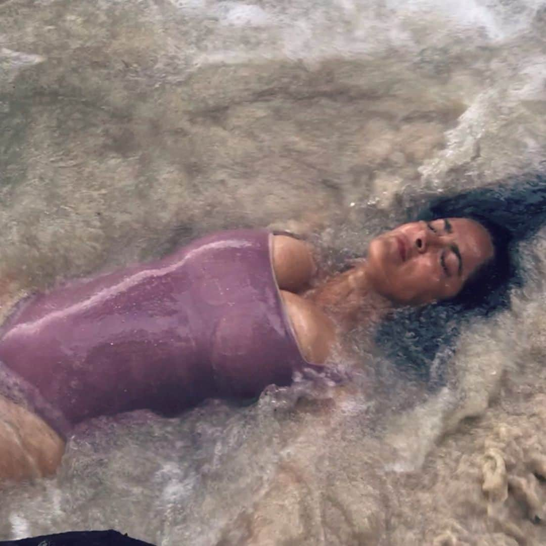 サルマ・ハエックさんのインスタグラム写真 - (サルマ・ハエックInstagram)「Sometimes you just need to surrender and let the waters move and embrace you.  A veces hay que dejarse ir y dejar que las aguas te muevan y te abracen. #waves」8月21日 2時17分 - salmahayek