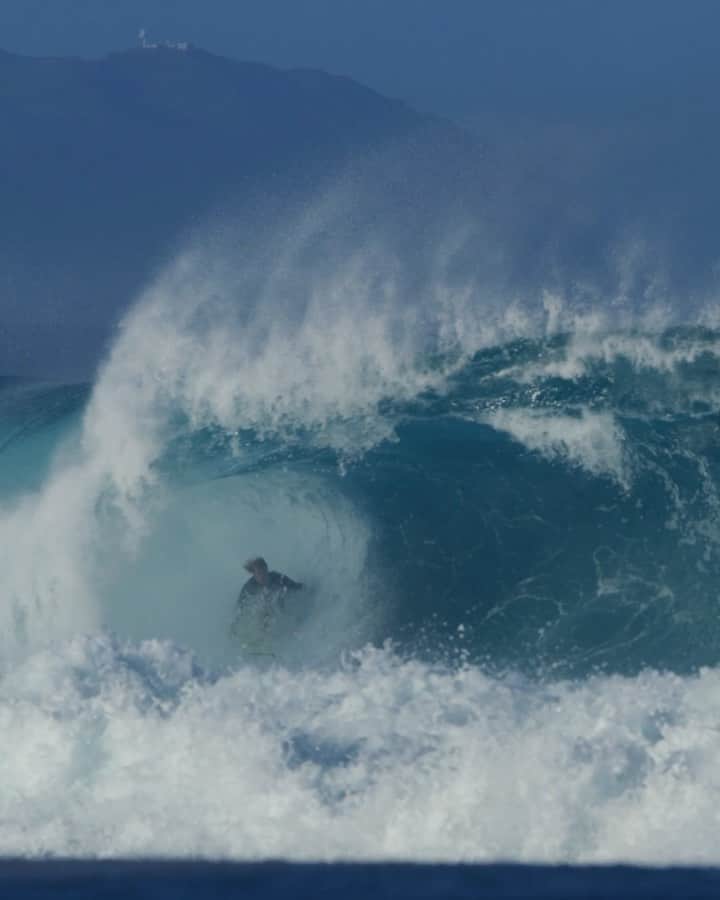のインスタグラム：「One wave from home at one of the best sandbars I can remember. This day was pretty fun @hurley for the other angle.」