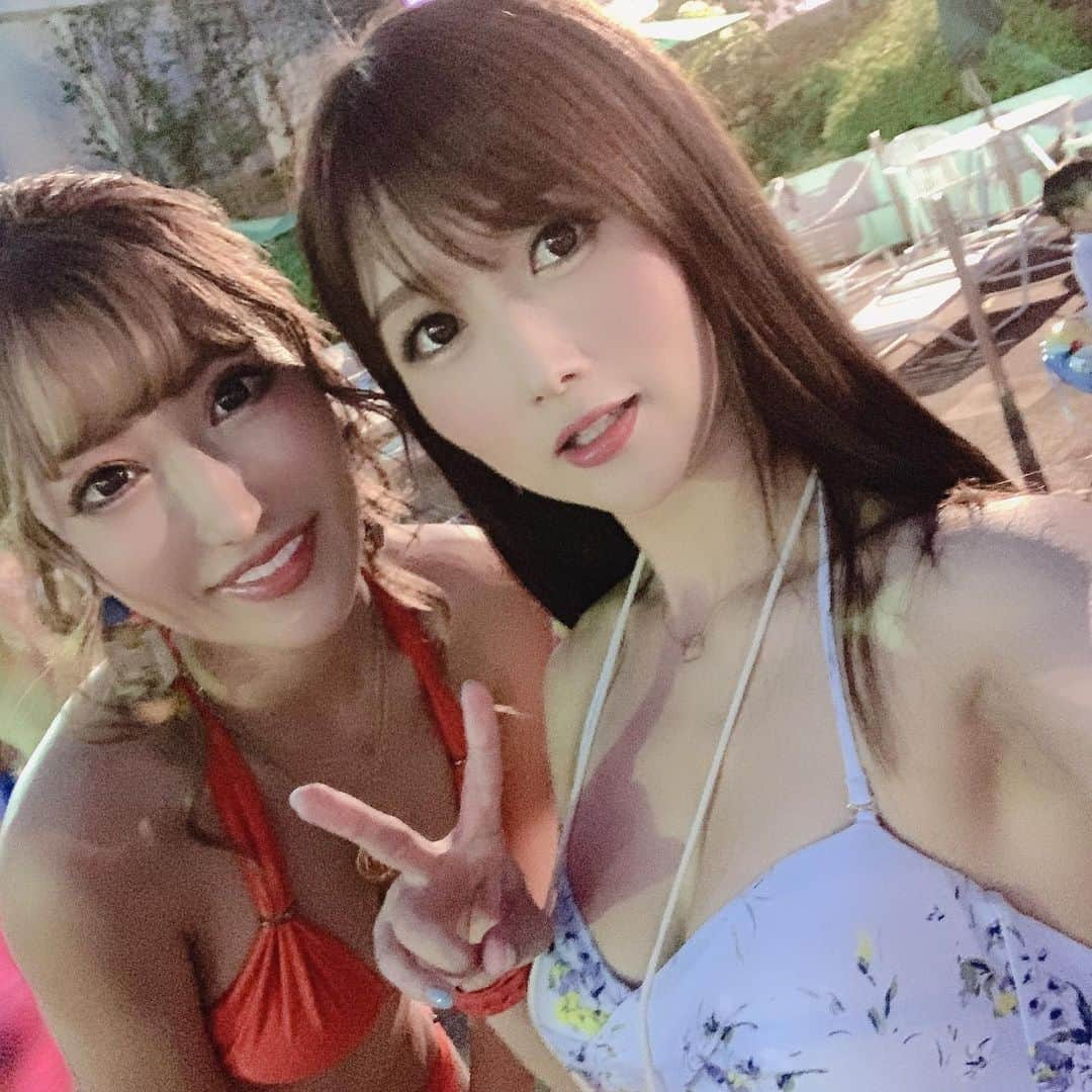 大槻ひびきさんのインスタグラム写真 - (大槻ひびきInstagram)「よみうりランドの ナイトプールに行ってきたよ⭐️ 楽しかった❤️ 従業員の方々とバイト君達が シンクロのショーをしてました！ 凄かったー😳✨ #よみうりランド #ナイトプール #プール #summer #夏 #水着 #japan #暑い」8月21日 2時28分 - yanhibi0221