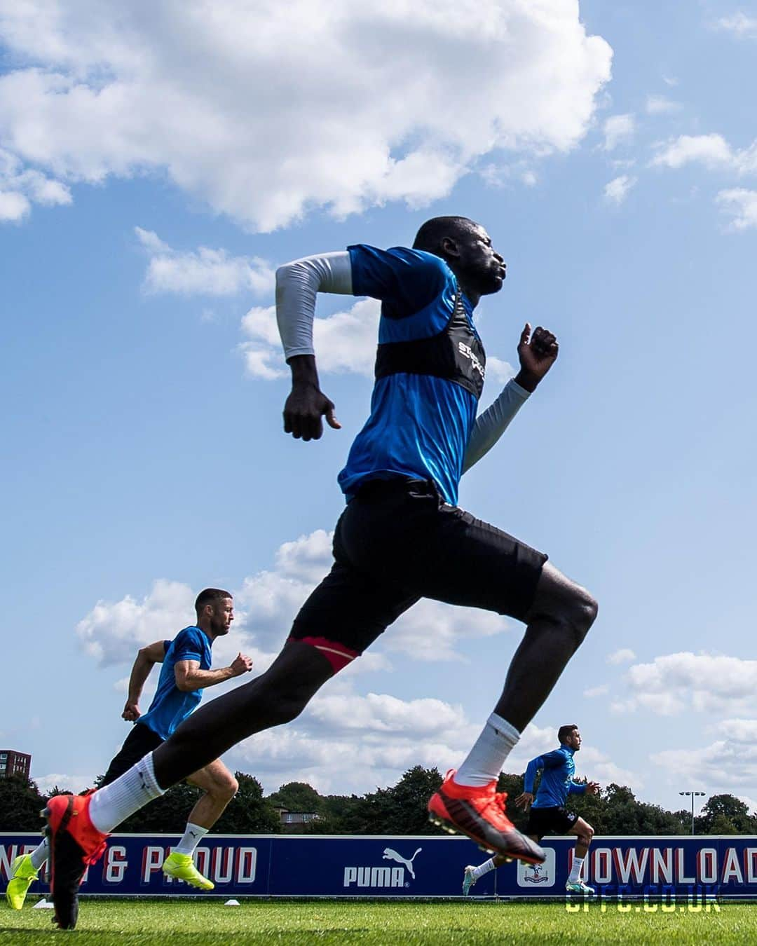 クリスタル・パレスFCさんのインスタグラム写真 - (クリスタル・パレスFCInstagram)「😤 Working towards Saturday.⁣ ⁣ #CPFC #PremierLeague #PL」8月21日 2時39分 - cpfc