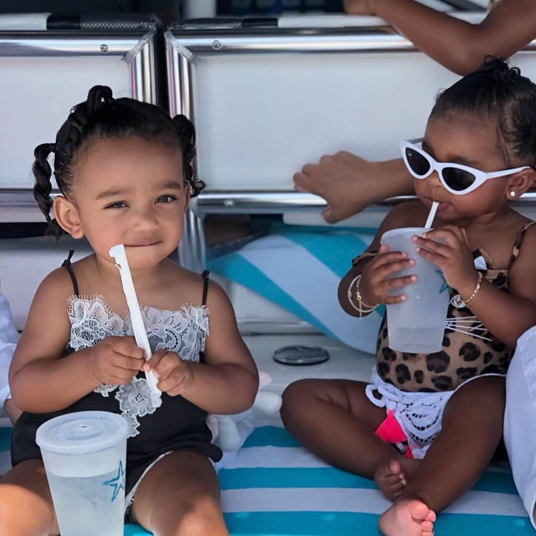 People Magazineさんのインスタグラム写真 - (People MagazineInstagram)「Chicago and True are soaking up the sun—and snacking while they do it! 💕 | #Regram @khloekardashian」8月21日 2時32分 - people
