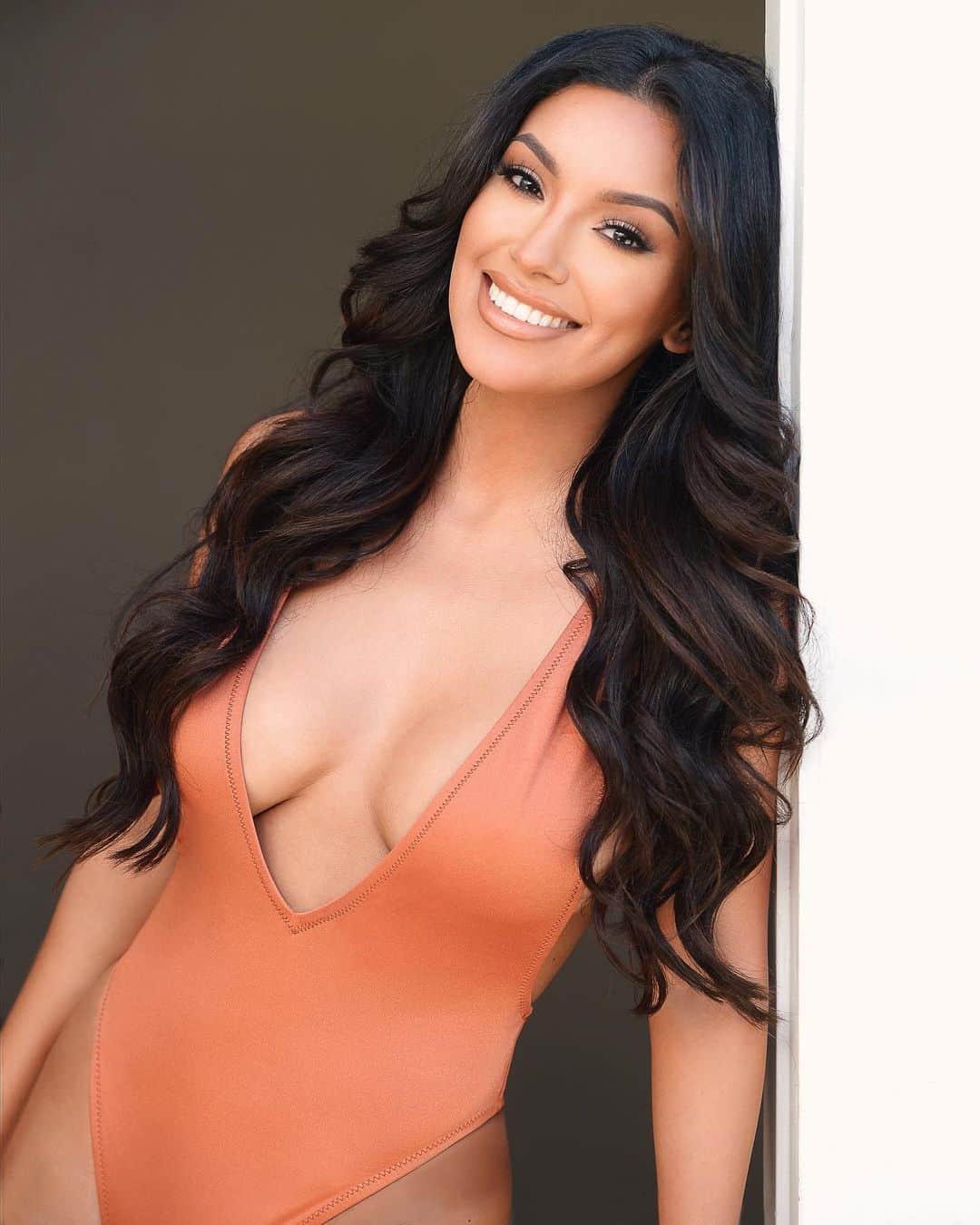 ゼリカ・シルバーのインスタグラム：「Orange you glad to see me? 🍊 | Tell me a joke 😜 | 📷: @ryanastamendiphotography 💄: @evilyn_mua 💁🏻‍♀️: @hairbyandyh . . #smilemore #photoshoot #happygirl」