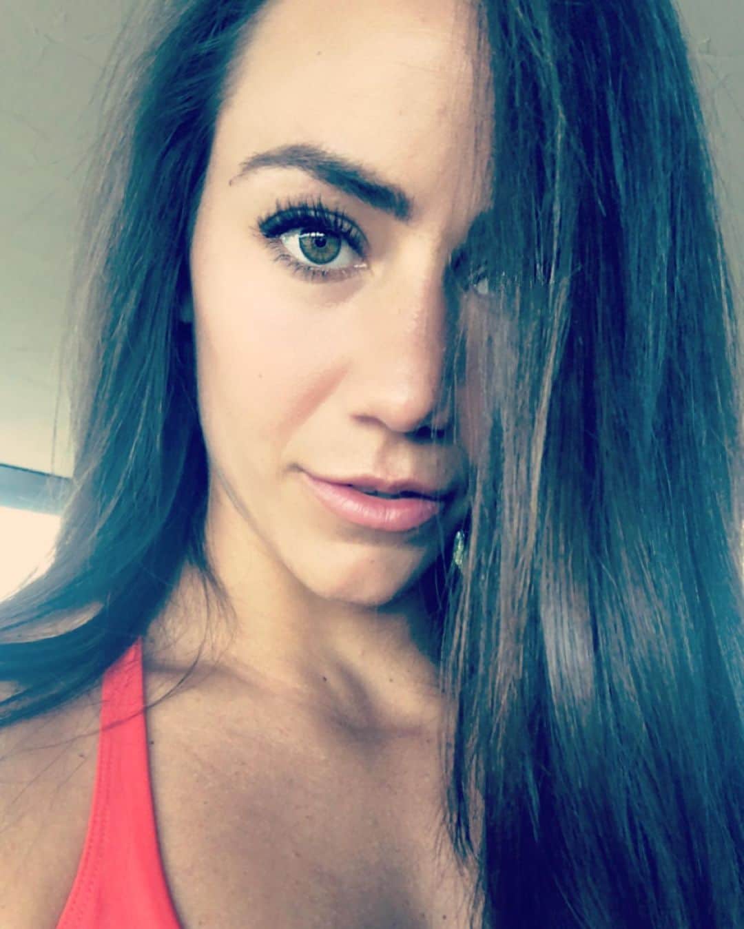 Camille Leblanc-Bazinetさんのインスタグラム写真 - (Camille Leblanc-BazinetInstagram)「I SEE YOU 👀 “ 🛑 Stop here 🛑  and start taking care of yourself!  Join my @feroce_fitness_ program to have something sustainable to follow!  Link in bio “  NO excuses  1$/day is not too expensive (you spend more in a lot of things that hurt your health)  30/40min isn’t too long (you need some time for you)  Super simple to follow Clear and precise explanation Q&A anytime Varied and well programmed (I kind of have a lot of real experiences)  Rehabilitation & bodybuilding (look good and keep your body healthy for life) Functional fitness & hiit (get fit and improve body composition) “  Become the best version of yourself without having your fitness journey take over your life but have it support your life 🙌🏽⭐️♥️」8月21日 2時35分 - camillelbaz