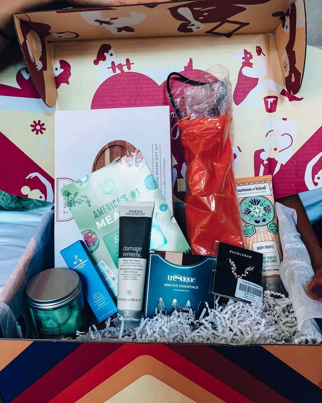 ケイト・ウォルシュさんのインスタグラム写真 - (ケイト・ウォルシュInstagram)「I love getting to share with you the latest & greatest from the fall #FabFitFun box as a #FabFitFunPartner ❤️ The box is an unbelievable value, plus they partner with charities and female founded companies too! Check out FabFitFun.com & use my code WALSH for $10 off ur first box 🎉 Tag a friend who needs some @FabFitFun in their life ✨」8月21日 2時35分 - katewalsh