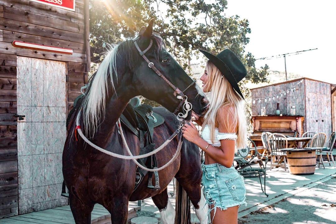 Rahelさんのインスタグラム写真 - (RahelInstagram)「Werbung|Ad Dirt is cowgirl glitter 💥🤪 Thanks to @malibunation.us for this great experience at the @malibunation.us bootcamp💕 Wearing @manibibeachwear 👙  Photo by @michellezillekens 📸 #cowgirl #horsebackriding #malibu #californiagirl」8月21日 2時36分 - rahelchiwitt