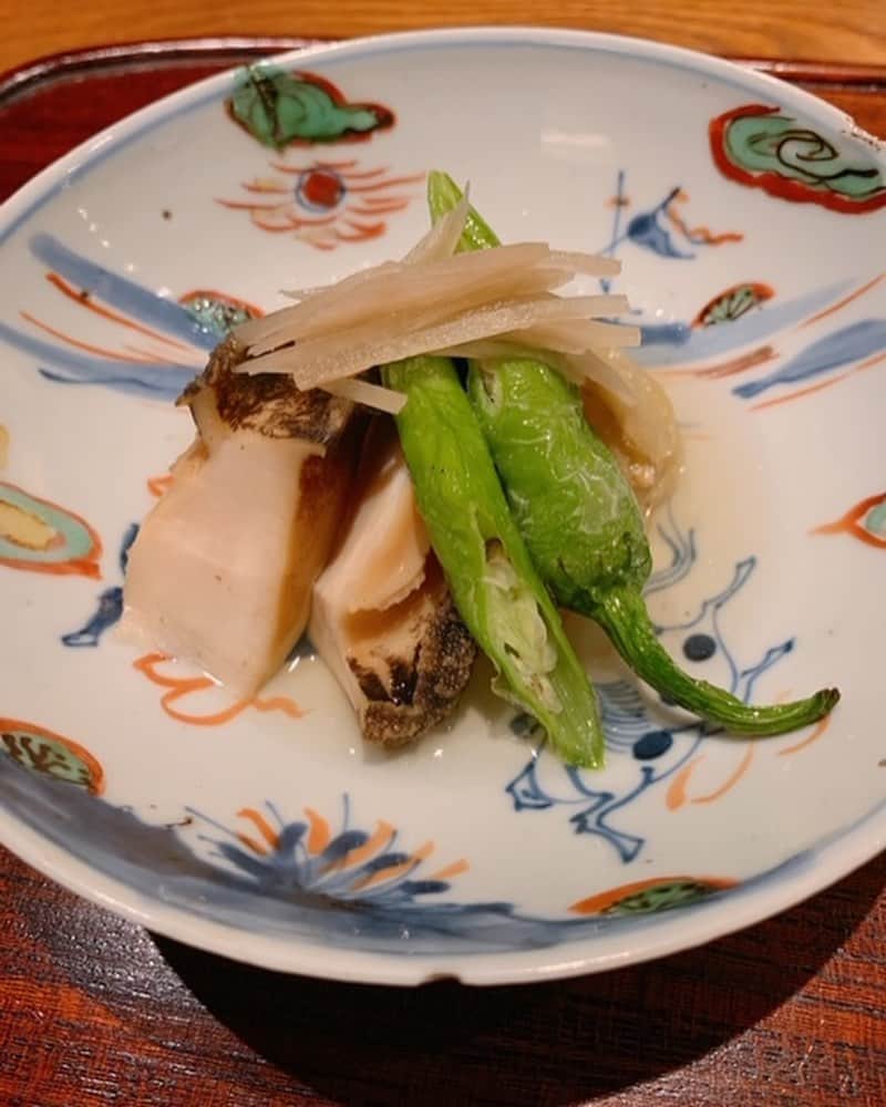 和泉佳子さんのインスタグラム写真 - (和泉佳子Instagram)「先日の京都旅♥️ . 『せっかく京都へ行くなら美味しいものを食べたい』・・・ということで、東京から事前に予約を入れて楽しみに訪れた、京都 日本料理「ごだん宮ざわ」✨ . 鱧や鮎、トウモロコシなどの季節を感じられる旬な食材や、鯒のお刺身には雲丹醤油、看板料理の揚げ胡麻豆腐や、自家製のからすみを贅沢に摩り下ろした冷たいからすみ蕎麦も美味しかったし、肉厚で立派な蛤や帆立や鮑、そして、最も感動したのは、つやつや、ぴかぴか、熱々の、炊きたてのごはんは、もうそれだけで絶品でした♥️ . 全てのお料理が一品、一品丁寧に作られていて、あまりの美味しさに、一皿ごとに主人と顔を見合わせて感動していました😌💕 . 宮ざわさんの自家製の薄垂惣酢（ウスターソース）と、ちりめん山椒は、自宅用に購入して帰ってきました😊（笑） . 京都の日本料理のレベルの高さに脱帽✨ 今回も口福な一食になりました💕 . 「ごだん宮ざわ」またぜひ伺いたい、私のお気に入りのお店になりました♥️ . 詳しくは、25ansブログをご覧下さい🎵 . . #和泉佳子 #25ans #ヴァンサンカン #エレブロガー  #京都 #ごだん宮ざわ #ショートトリップ #夏の思い出」8月21日 2時48分 - yoshiko_izumi
