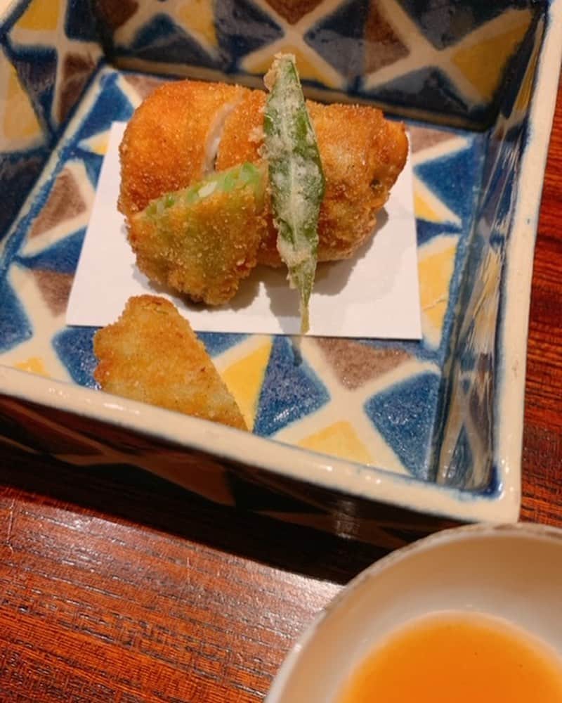 和泉佳子さんのインスタグラム写真 - (和泉佳子Instagram)「先日の京都旅♥️ . 『せっかく京都へ行くなら美味しいものを食べたい』・・・ということで、東京から事前に予約を入れて楽しみに訪れた、京都 日本料理「ごだん宮ざわ」✨ . 鱧や鮎、トウモロコシなどの季節を感じられる旬な食材や、鯒のお刺身には雲丹醤油、看板料理の揚げ胡麻豆腐や、自家製のからすみを贅沢に摩り下ろした冷たいからすみ蕎麦も美味しかったし、肉厚で立派な蛤や帆立や鮑、そして、最も感動したのは、つやつや、ぴかぴか、熱々の、炊きたてのごはんは、もうそれだけで絶品でした♥️ . 全てのお料理が一品、一品丁寧に作られていて、あまりの美味しさに、一皿ごとに主人と顔を見合わせて感動していました😌💕 . 宮ざわさんの自家製の薄垂惣酢（ウスターソース）と、ちりめん山椒は、自宅用に購入して帰ってきました😊（笑） . 京都の日本料理のレベルの高さに脱帽✨ 今回も口福な一食になりました💕 . 「ごだん宮ざわ」またぜひ伺いたい、私のお気に入りのお店になりました♥️ . 詳しくは、25ansブログをご覧下さい🎵 . . #和泉佳子 #25ans #ヴァンサンカン #エレブロガー  #京都 #ごだん宮ざわ #ショートトリップ #夏の思い出」8月21日 2時48分 - yoshiko_izumi