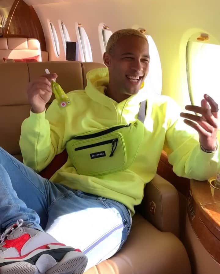 SIMON DESUEのインスタグラム：「Birthday Boy 💯🥳 wollte richtig cool dieses ding benutzen aber bin bisschen zu blöd dafür😤😂」