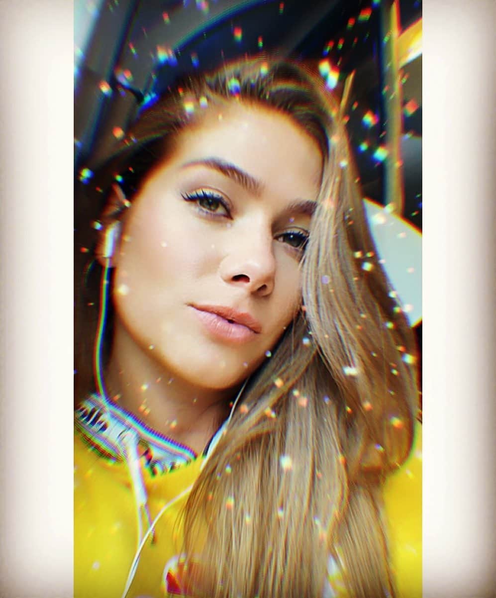 ニッキー・サンダーソンのインスタグラム：「Train selfie  #travel #train #selfie #pout #filter #pose 🚆」