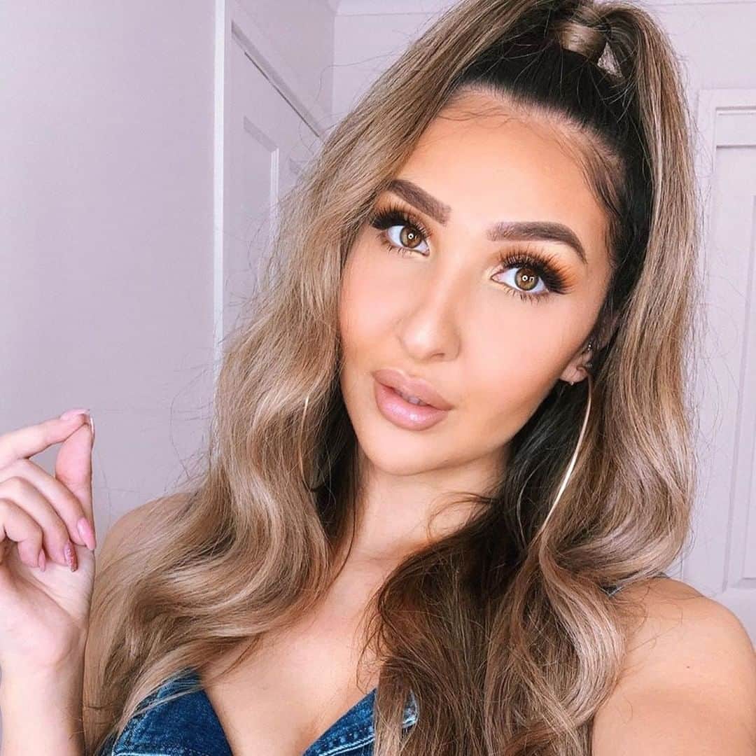 Too Facedさんのインスタグラム写真 - (Too FacedInstagram)「FLAWLESS 🤩 @nadiaperixo perfects her glam using our It's Bananas Setting Powder and Born This Way Super Coverage Concealer in shade Nude! #regram #toofaced」8月21日 3時01分 - toofaced