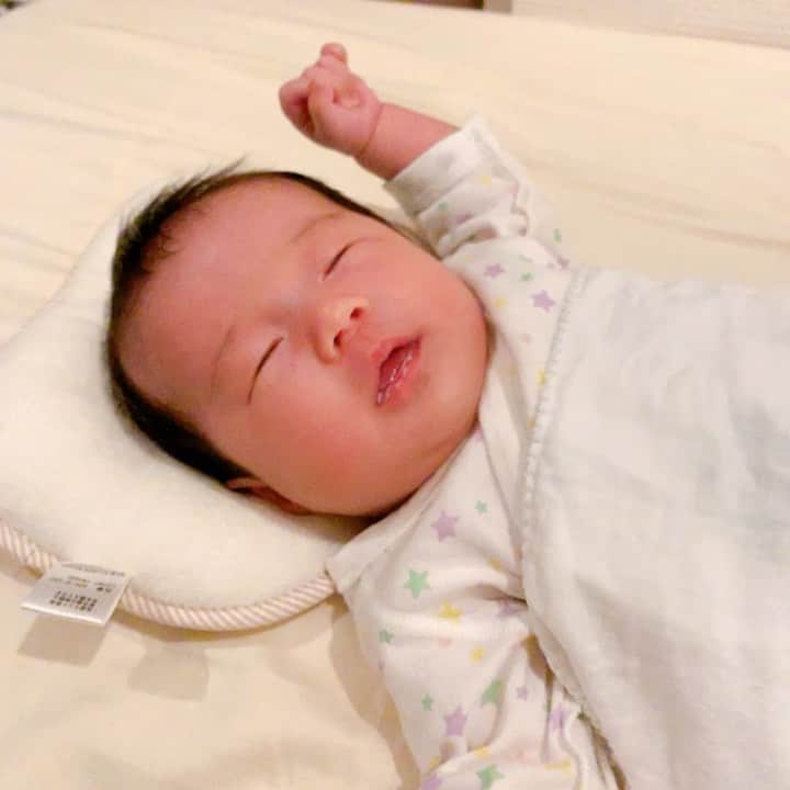 しほの涼のインスタグラム：「へっくしょい🤧 ほっぺが落ちそうな娘さん🙀 ぷにぷにー🐷 まるでお餅🤣🤣 #ほっぺがおちちゃう #ほっぺが雪見だいふく #赤ちゃんのいる生活 #赤ちゃん写真 #赤ちゃん動画シリーズ #赤ちゃん動画 #赤ちゃん動画0歳 #生後1ヶ月半 #令和ベイビー #令和ベビー #赤ちゃん肌 #ほっぺが #可愛い女の子 #娘 #女の子ママ #くしゃみ #ベビスタグラム #ベビーフォト #7月うまれの女の子 #7月産まれベビー」
