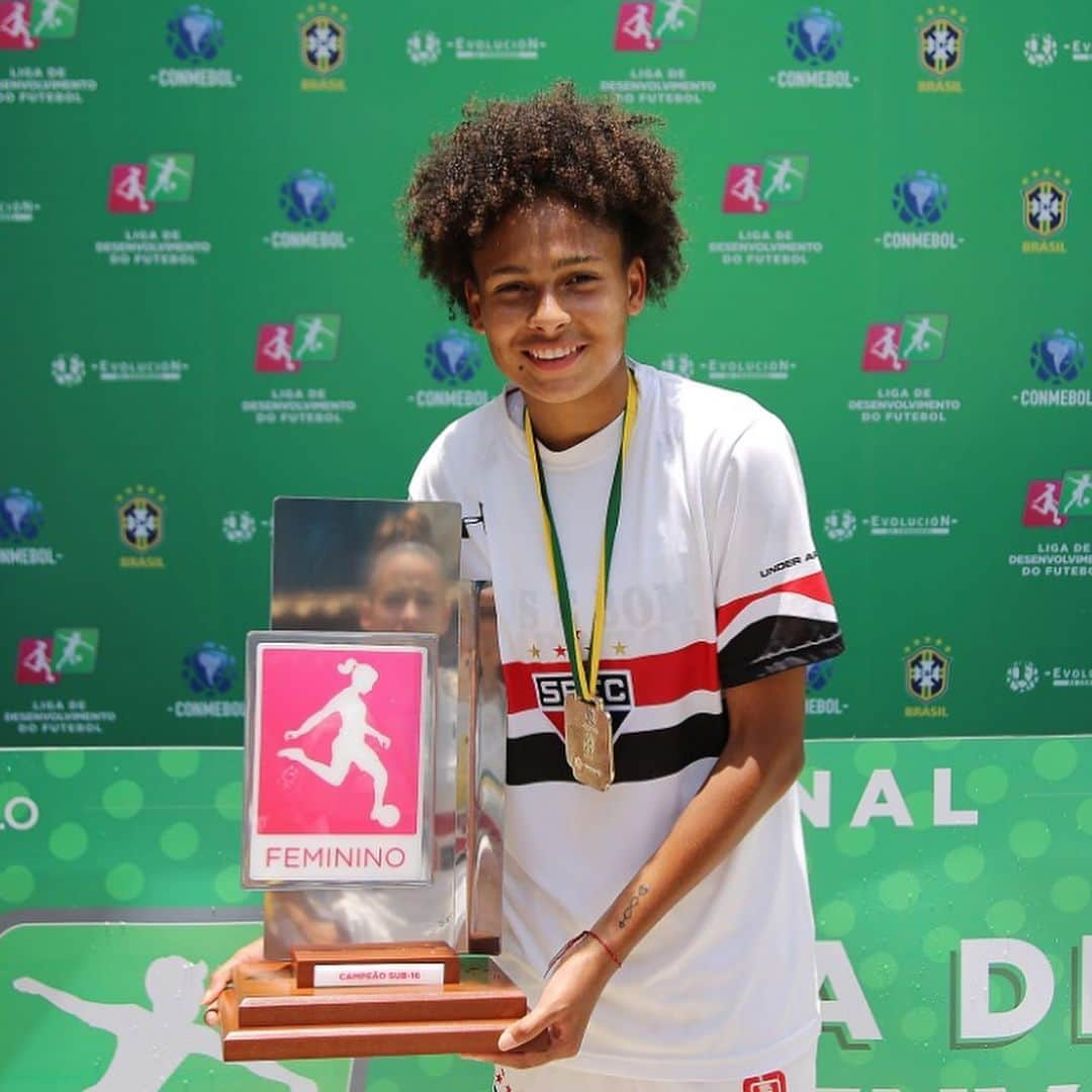 São Paulo FCさんのインスタグラム写真 - (São Paulo FCInstagram)「A são-paulina Yaya foi convocada pela primeira vez para a Seleção Brasileira principal. Com apenas 17 anos, a meio-campista foi chamada pela técnica da Seleção Brasileira, Pia Sundhage, para um torneio quadrangular em agosto, em São Paulo. “É um momento sem explicação, nunca imaginei, ainda mais com apenas 17 anos. Estou muito feliz", comemorou a jogadora #FutebolFemininoTricolor 🇾🇪」8月21日 3時09分 - saopaulofc