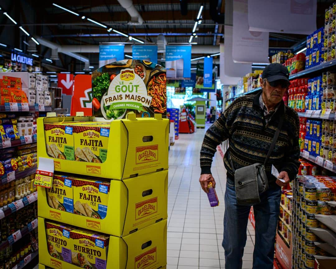 ルモンドさんのインスタグラム写真 - (ルモンドInstagram)「A l’heure où la grande distribution traverse une crise profonde, notre journaliste, Florence Aubenas, a passé plusieurs semaines dans un magasin de Mende, en Lozère. Un lieu qui raconte, à lui seul, l’évolution et le quotidien d’une certaine France. La ville de Mende, 12 000 habitants, revendique deux cathédrales : Notre-Dame-et-Saint-Privat et l’Hyper U, seul hypermarché du département. Le magasin ouvert en 2005, fait 7 000 m2, avec une baie vitrée tout le long de la ligne des caisses qui plonge dans un horizon saisissant de ciel et de montagnes. A 8h00, les clients attendent déjà l’ouverture derrière les portillons. - 1 : A 6h20 du matin, Giulio prépare le rayon poissonnerie avant l’ouverture du magasin, le 21 juin. 2 : L’un des premiers clients à l’ouverture de l’hypermarché passe à travers le rayon des promotions. Cette semaine, les produits étrangers étaient mis à l’honneur, le 17 juin. 3 : Jean-Michel Brun, directeur de l’hypermarché U lors d’une conversation téléphonique dans son bureau, le 18 juin. 4 : Un client vérifie la facture de ses courses sur le parking du centre commercial, le 18 juin. 5 : Élodie C., hôtesse de caisse depuis 2014 dans l’hyper U de Mende, lève les bras en entendant le message annonçant la fermeture des caisses, le 17 juin. 6 : Affiche de publicité du magasin Hyper U à l’entrée de la ville. Au loin la cathédrale de Mende, le 21 juin. - Photo : Guillaume Herbaut/Institute #PourleMonde - #Mende #Hypermarche」8月21日 3時18分 - lemondefr