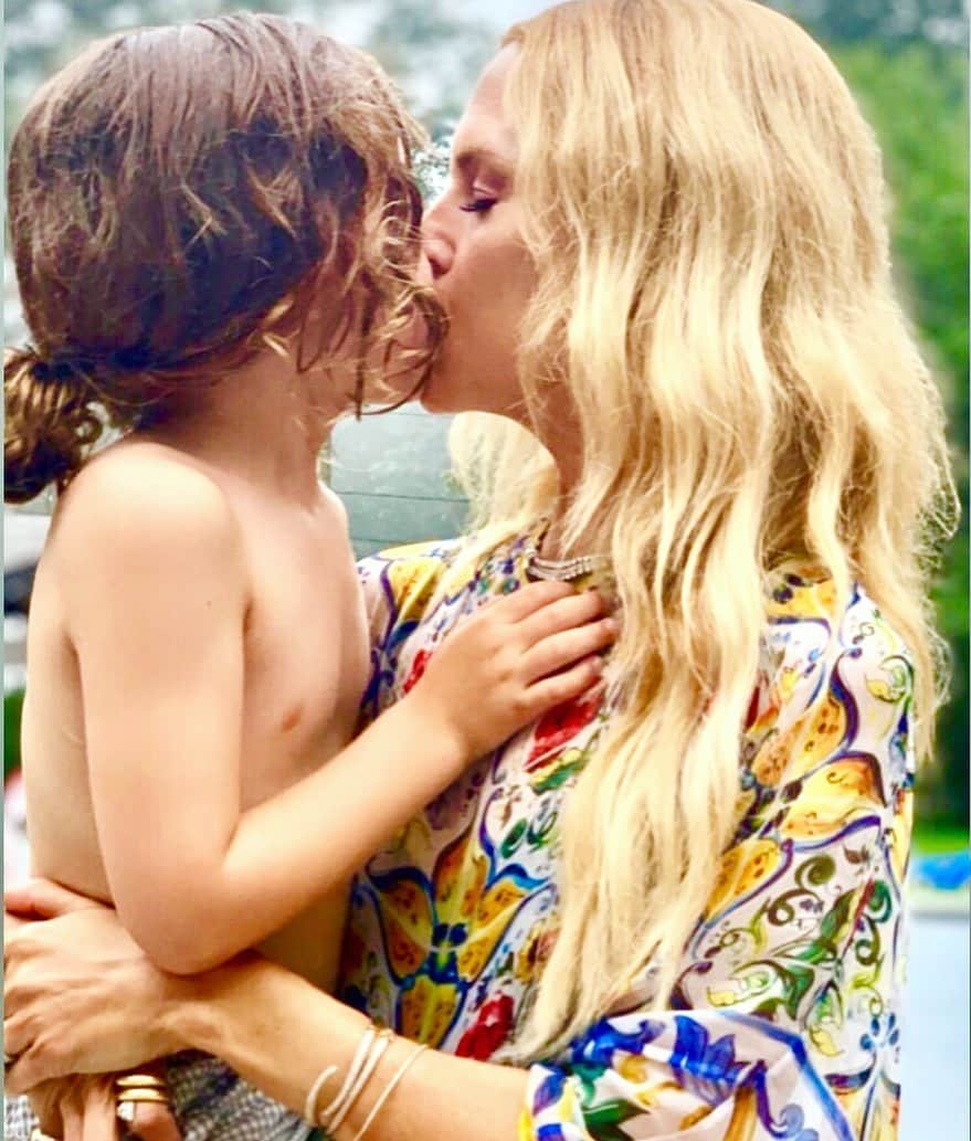 レイチェル・ゾーさんのインスタグラム写真 - (レイチェル・ゾーInstagram)「Happiness is my ❤️ 👼🏼@kaiusjagger jumping into my arms and giving me a huge 💋 #heartfull #allineed xoRZ」8月21日 3時19分 - rachelzoe