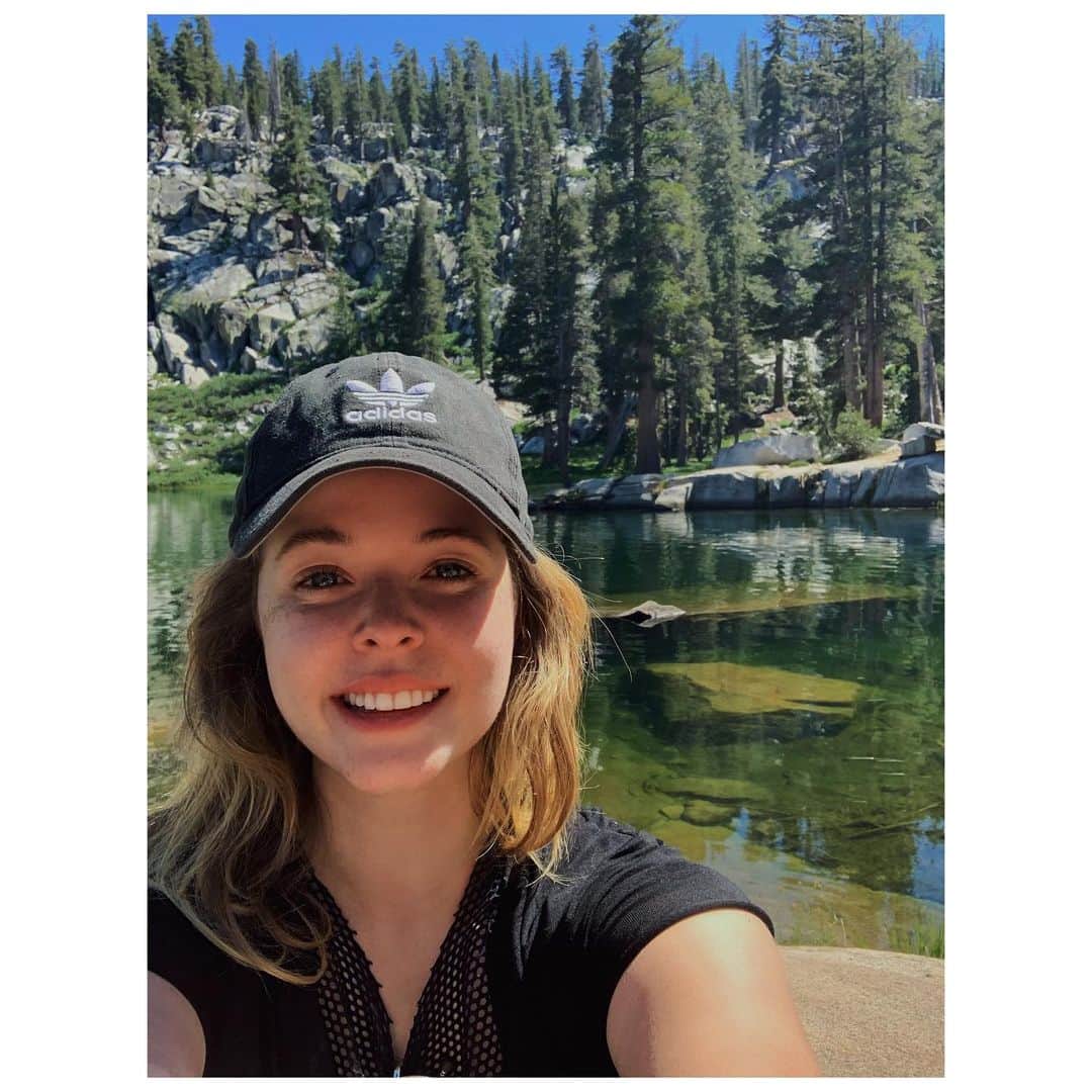 サーシャ・ピーターズのインスタグラム：「We had such an incredible time celebrating you @wesokerson 🌲 17 miles, 34,568 steps, 19 mosquito bites later and it could not have been a better weekend! 💪🏼🙌🏼 Cheers to a year full of love, laughter, and health! 💚」