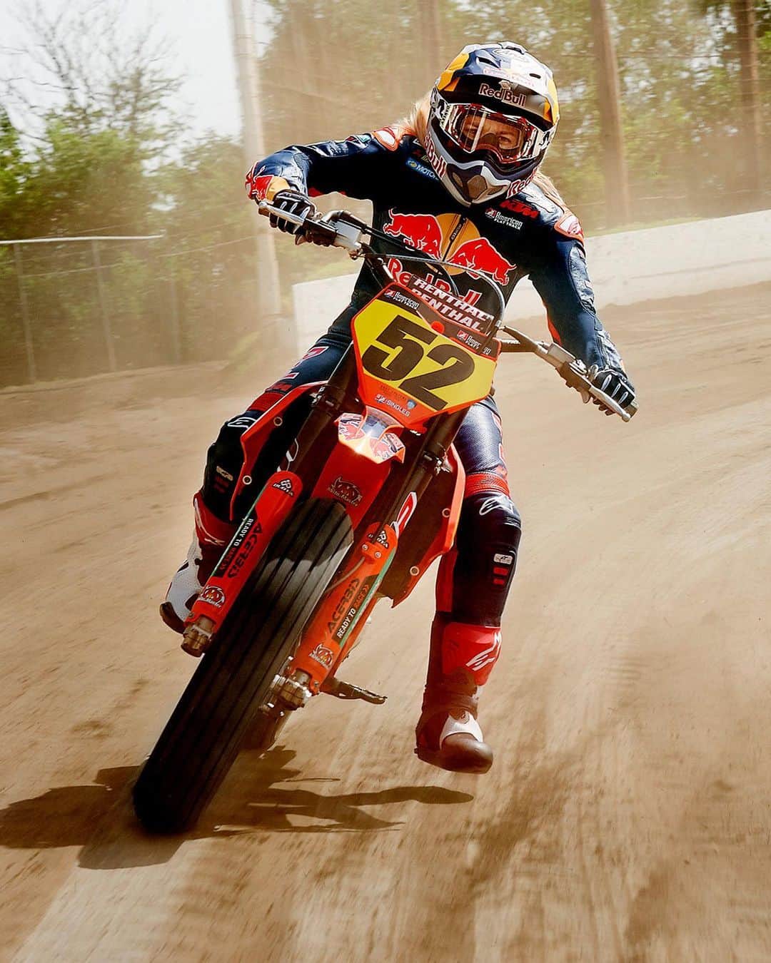 レッドブルのインスタグラム：「Racer @shaynatexter isn’t just racing against the best men in her sport. She’s beating them. Hit the link in bio to read the @redbulletin's cover story following Texter, who’s been called “the face of American flat track.” 🏁🔥💪 📸 @barisonzi_photo #shaynatexter #coverstar #americanflattrack #ktm #redbull #givesyouwings」