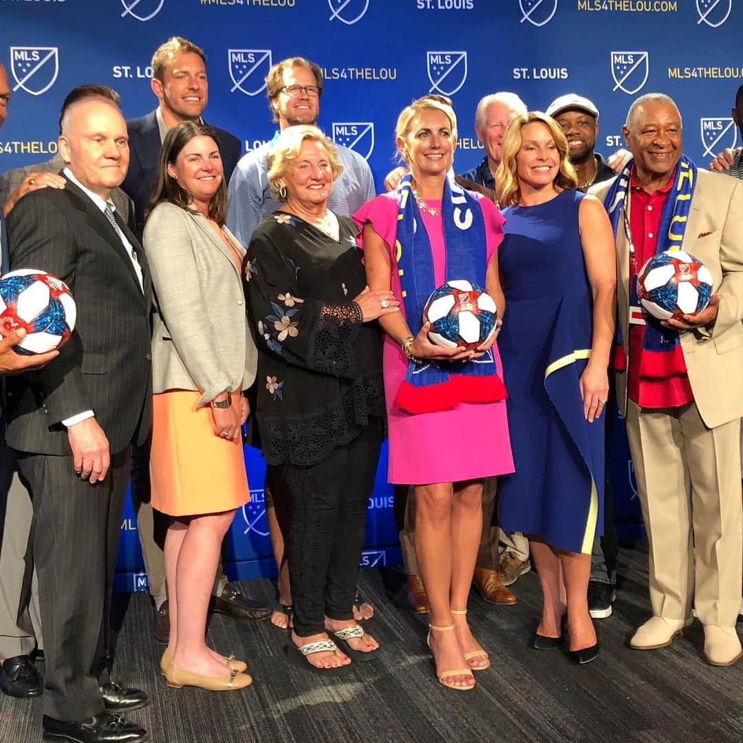 デビッド・リーのインスタグラム：「So proud of my family and the city of St. Louis for coming together to bring an MLS team to STL!!! Can’t wait to support my home team when they start play in 2022!!! #mls4thelou」