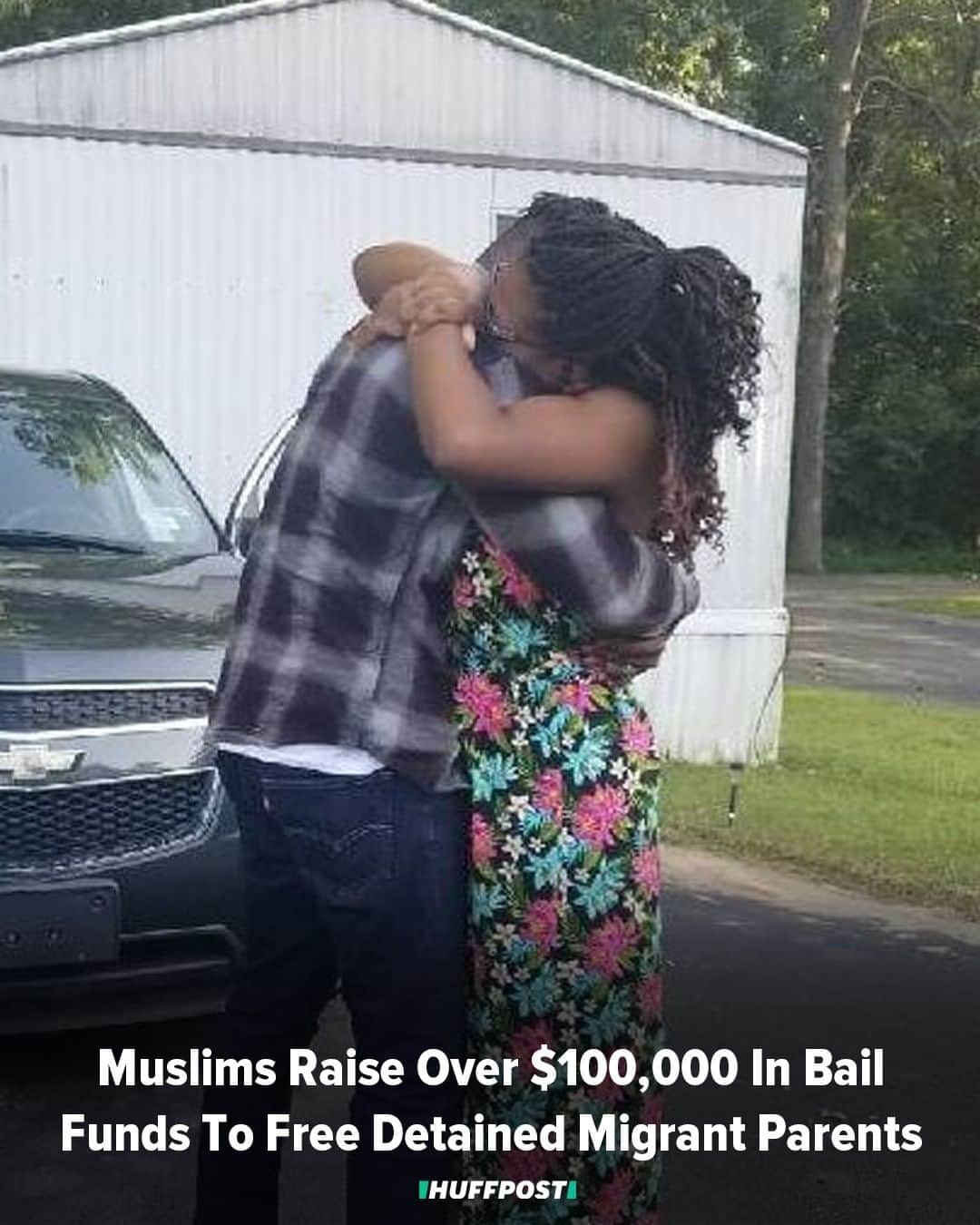 Huffington Postさんのインスタグラム写真 - (Huffington PostInstagram)「Incredible. 💕 American Muslims have raised over $100,000 this month to help migrant parents detained by the U.S. government post bail and reunite with their kids. The “Muslims for Migrants” campaign has already helped secure the release of six parents ― five fathers and one mother ― according to CelebrateMercy, the faith-based organization managing the campaign. “By reuniting these families, we wish to respond to hardship with hope, as our faith instructs us, and send a message of compassion through action,” the organization wrote on the campaign’s fundraising page. // Read more about the organization in the link in bio. // 📷: CelebrateMercy」8月21日 3時30分 - huffpost