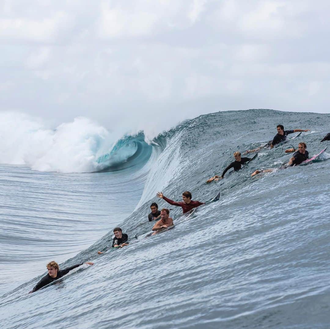 surflineさんのインスタグラム写真 - (surflineInstagram)「Crazy things happened at Teahupoo over the weekend. We have a full gallery up on the site, and here’s a taste. 📷: @benthouard」8月21日 3時39分 - surfline
