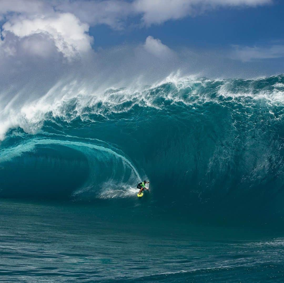 surflineさんのインスタグラム写真 - (surflineInstagram)「Crazy things happened at Teahupoo over the weekend. We have a full gallery up on the site, and here’s a taste. 📷: @benthouard」8月21日 3時39分 - surfline