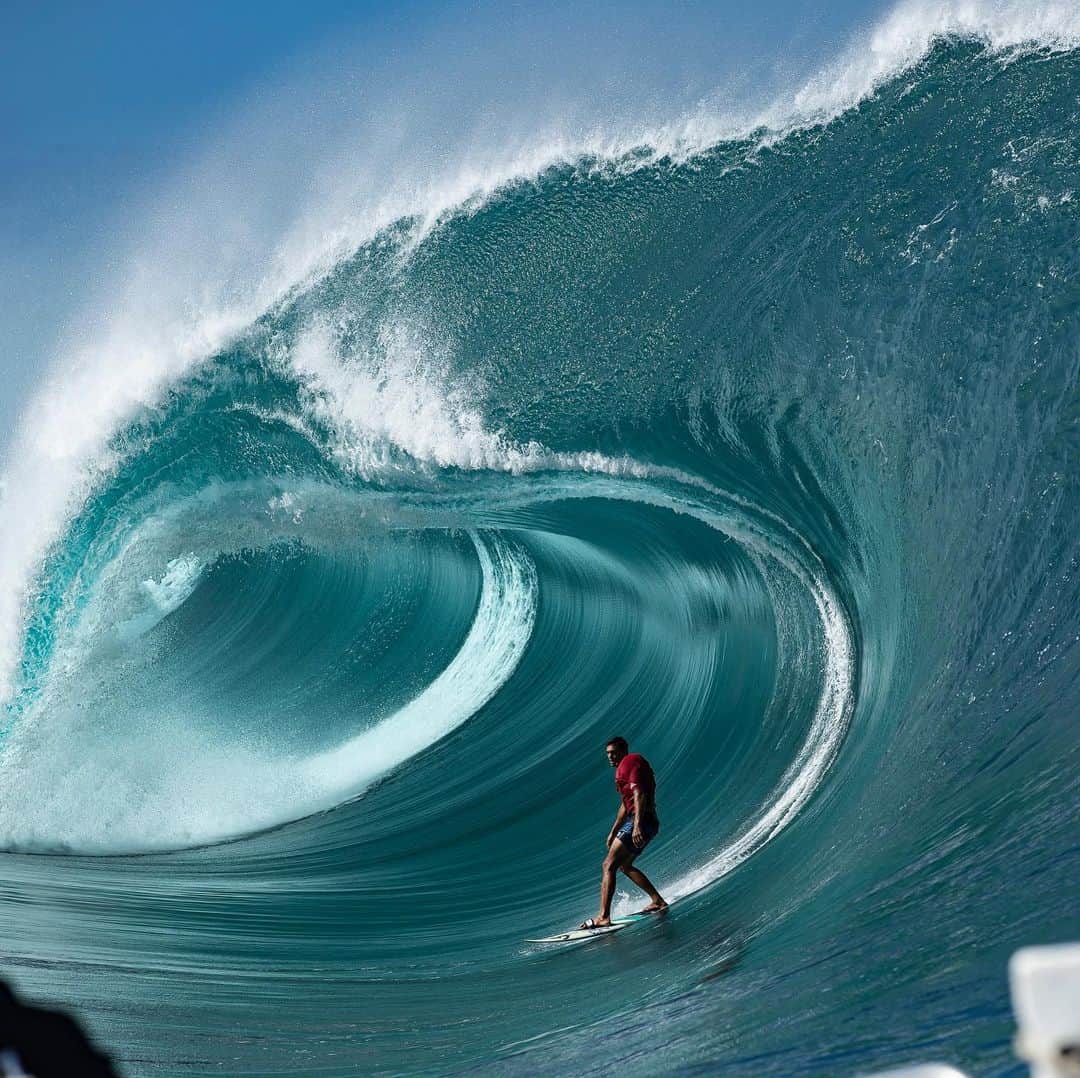 surflineさんのインスタグラム写真 - (surflineInstagram)「Crazy things happened at Teahupoo over the weekend. We have a full gallery up on the site, and here’s a taste. 📷: @benthouard」8月21日 3時39分 - surfline