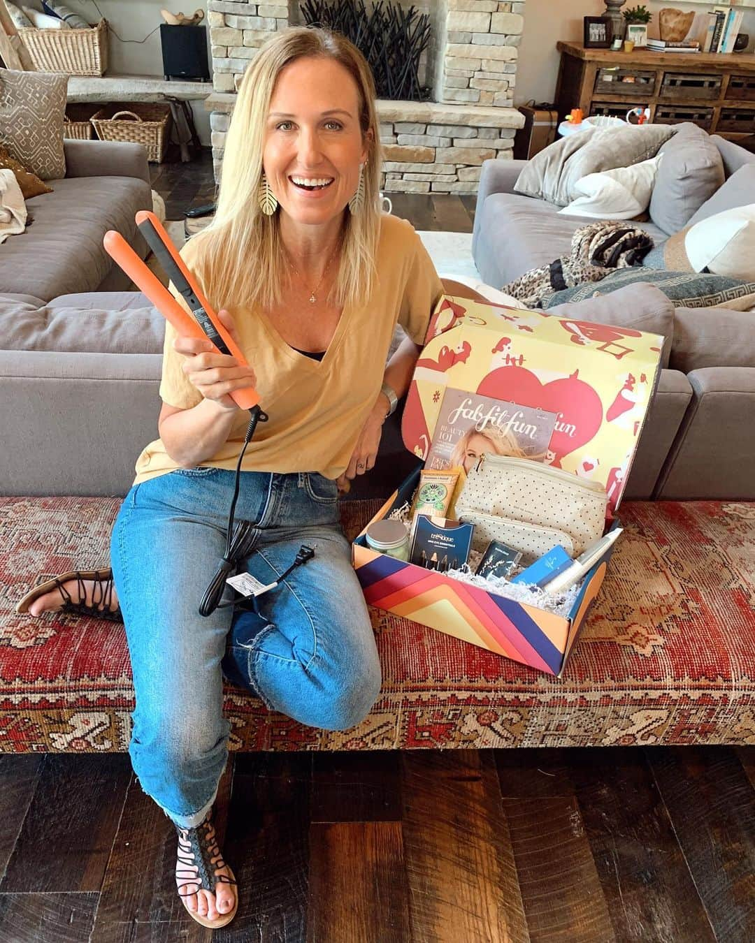 コリー・ロバートソンさんのインスタグラム写真 - (コリー・ロバートソンInstagram)「Me when I realized there is literally a straightener in the new fall @fabfitfun box 🤗 #fabfitfunpartner I recently left mine in a hotel room! I’m blown away every season by how many great products I get! Also loving the mini eye shadow pack, relaxing aromatherapy, beautiful earrings, and more. Use code: Bosshogswife for $10 off your box! wwwfabfitfun.com」8月21日 3時50分 - bosshogswife