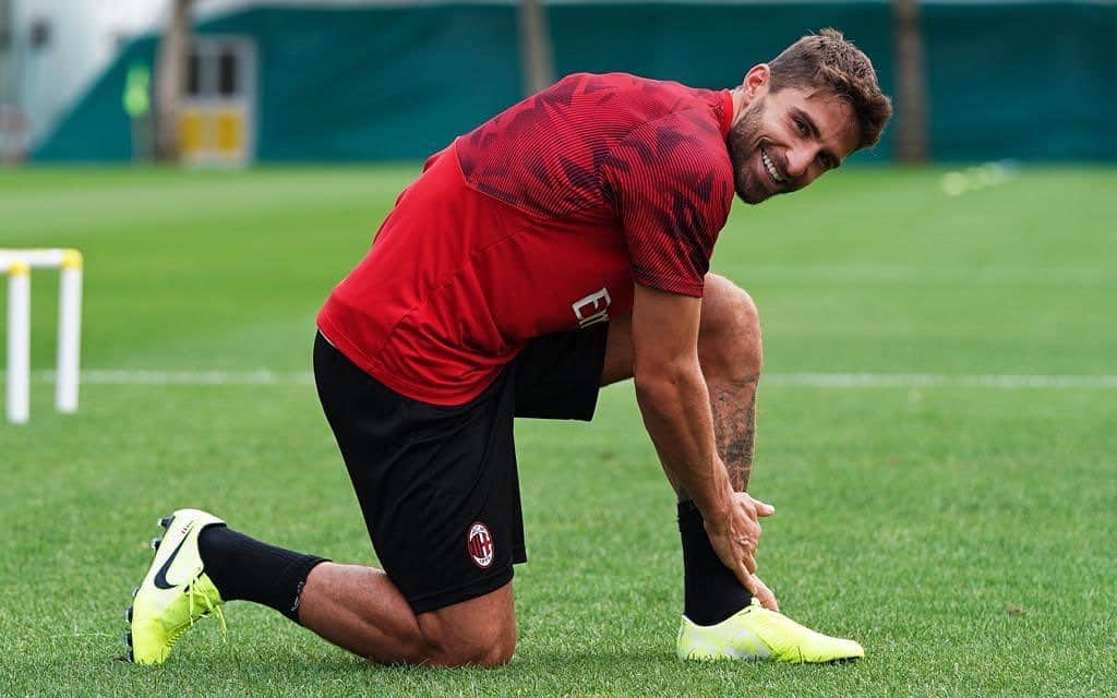 のインスタグラム：「Not long left now! Ready for the new @seriea season 🥊 @acmilan ♥️🖤」