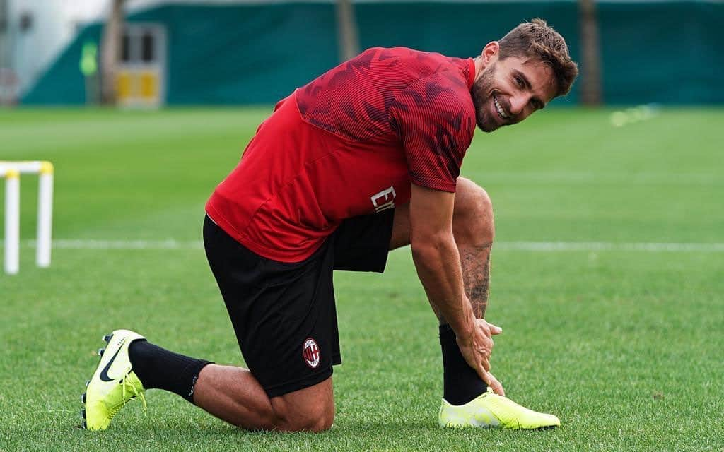 ファビオ・ボリーニのインスタグラム：「Not long left now! Ready for the new @seriea season 🥊 @acmilan ♥️🖤」