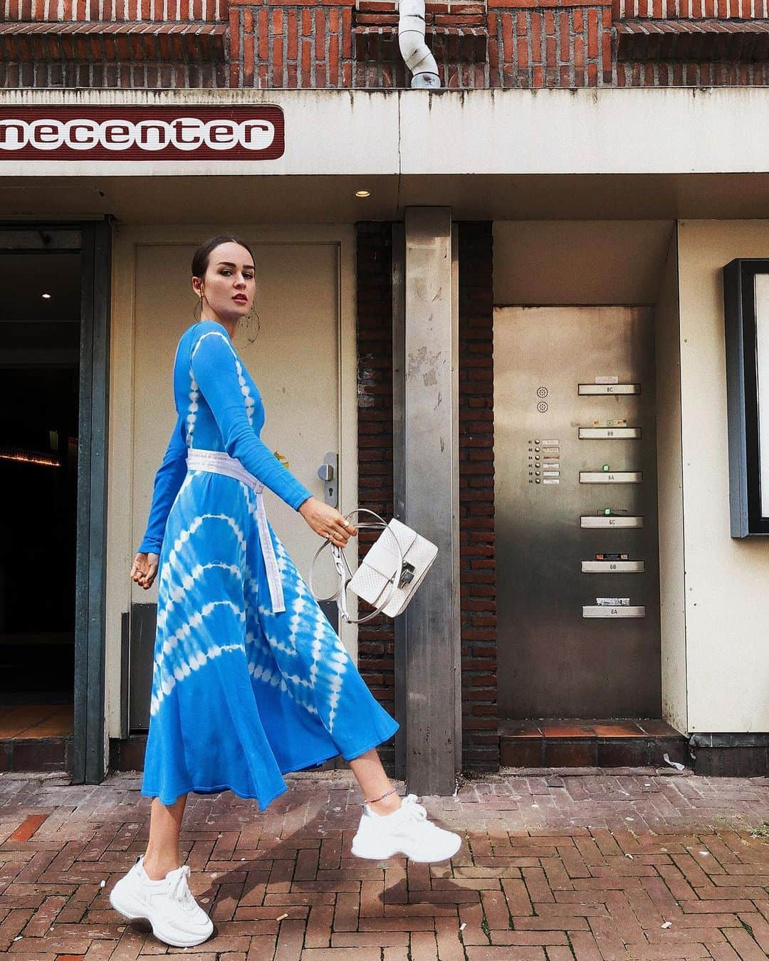 アンディー・トレスさんのインスタグラム写真 - (アンディー・トレスInstagram)「This blue dress was undoubtedly my best sale find of the Summer 💙...All the lewk details are on the blog today! (Link in bio). . . Este vestido azul fue mi mejor compra en las rebajas este verano 💙... Les dejé todos los detalles del look en el blog 👀 (Link en bio) #ootd #amsterdam」8月21日 3時47分 - stylescrapbook