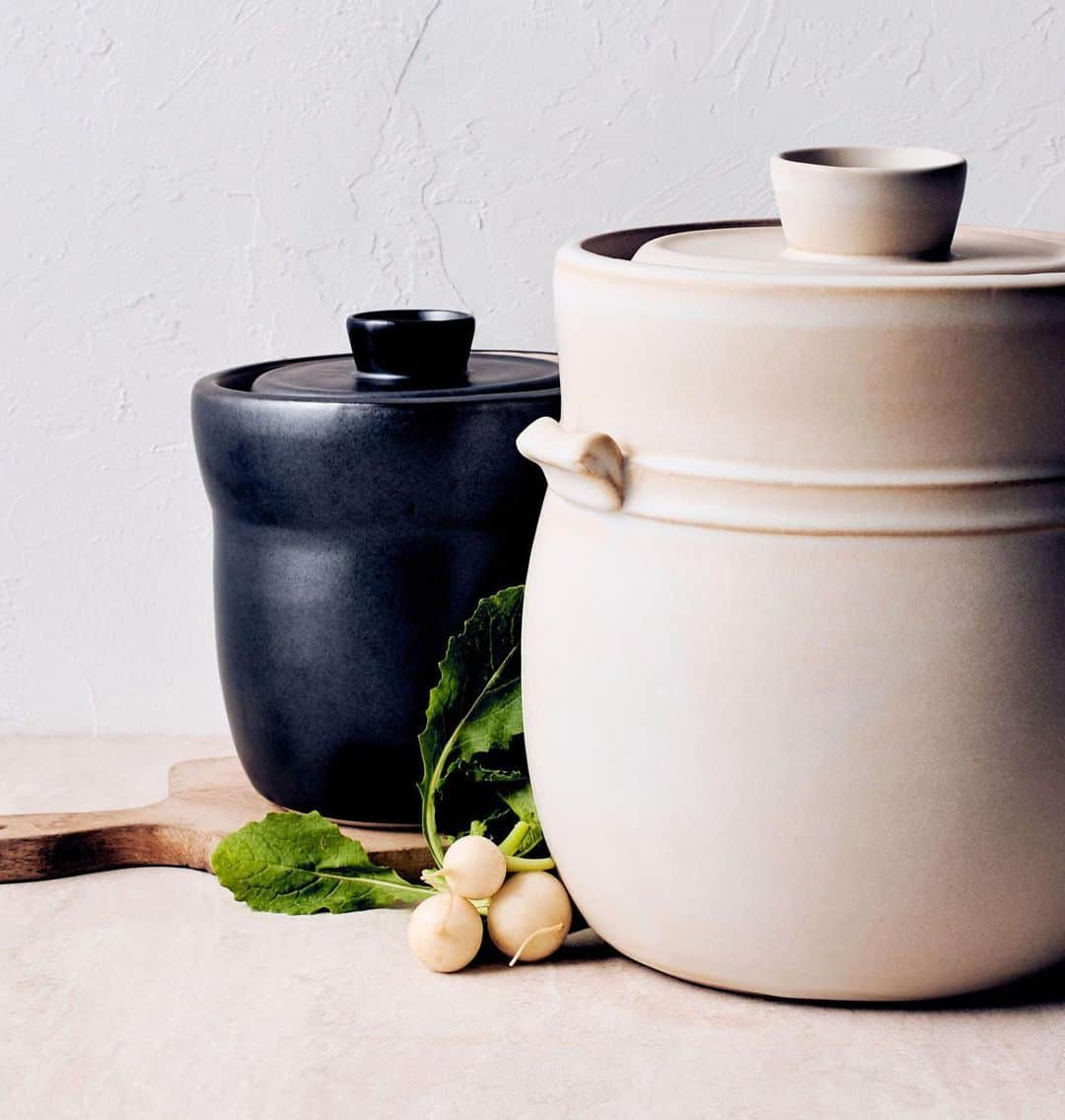 マーサ・スチュワートさんのインスタグラム写真 - (マーサ・スチュワートInstagram)「@_sarahkersten takes the art of ceramics to whole a new level with her signature Chinese water-lock fermentation jars. To seal in vegetables until they reach their pickle-y peak, the crocks require seamless construction and airtight closure. The potter has spent years refining her liquid-clay recipe and perfecting her foolproof technique. Read more about her craft by picking up our September issue out on newsstands or by visiting the link in bio. 👆🏼📷: @paolaandmurray | styled by: Tanya Graff」8月21日 3時54分 - marthastewart