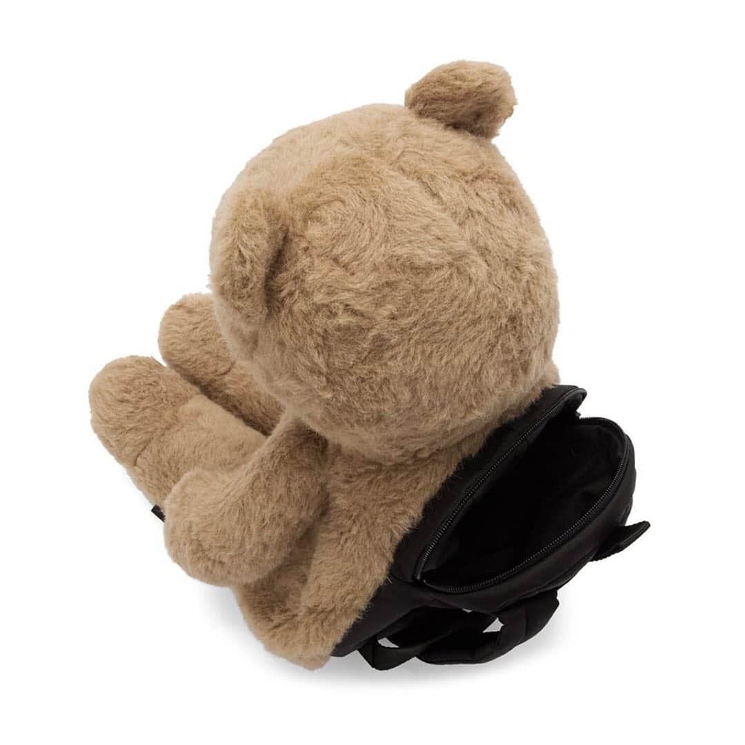 HYPEBEASTさんのインスタグラム写真 - (HYPEBEASTInstagram)「@hypebeaststyle: @vetements_official invoke the iconic teddy bear for their latest accessory drop. The Beige Teddy Bear Slippers feature a resin bear around the toe and have been constructed from wool and mohair material. In a similar fashion, the backpack opts for a full faux-fur bear, utilizing canvas panel detailing on the rear for the bag portion. Head to @ssense to pick the accessories up for $620 USD and $1250 USD, respectively.⁠⠀ Photo: SSENSE」8月21日 9時31分 - hypebeast