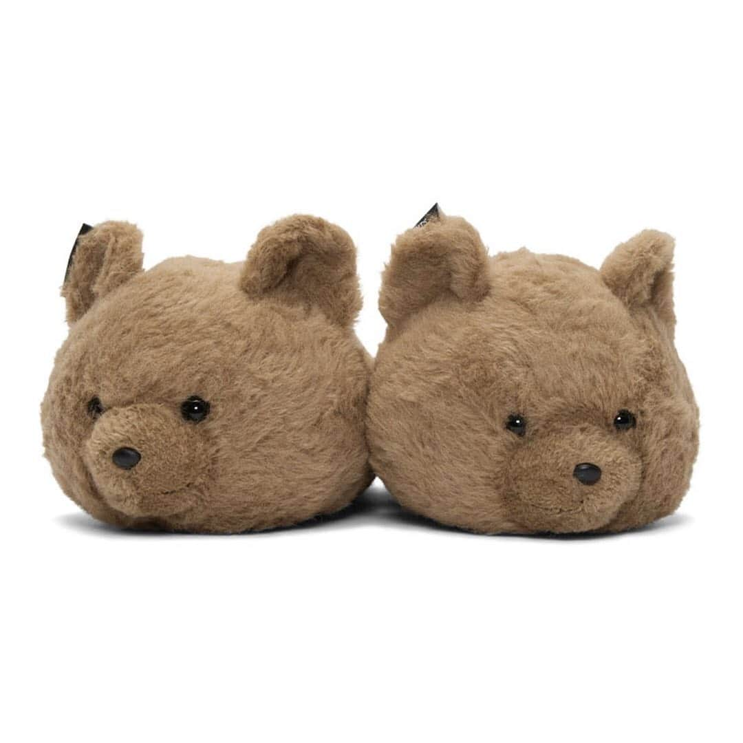 HYPEBEASTさんのインスタグラム写真 - (HYPEBEASTInstagram)「@hypebeaststyle: @vetements_official invoke the iconic teddy bear for their latest accessory drop. The Beige Teddy Bear Slippers feature a resin bear around the toe and have been constructed from wool and mohair material. In a similar fashion, the backpack opts for a full faux-fur bear, utilizing canvas panel detailing on the rear for the bag portion. Head to @ssense to pick the accessories up for $620 USD and $1250 USD, respectively.⁠⠀ Photo: SSENSE」8月21日 9時31分 - hypebeast