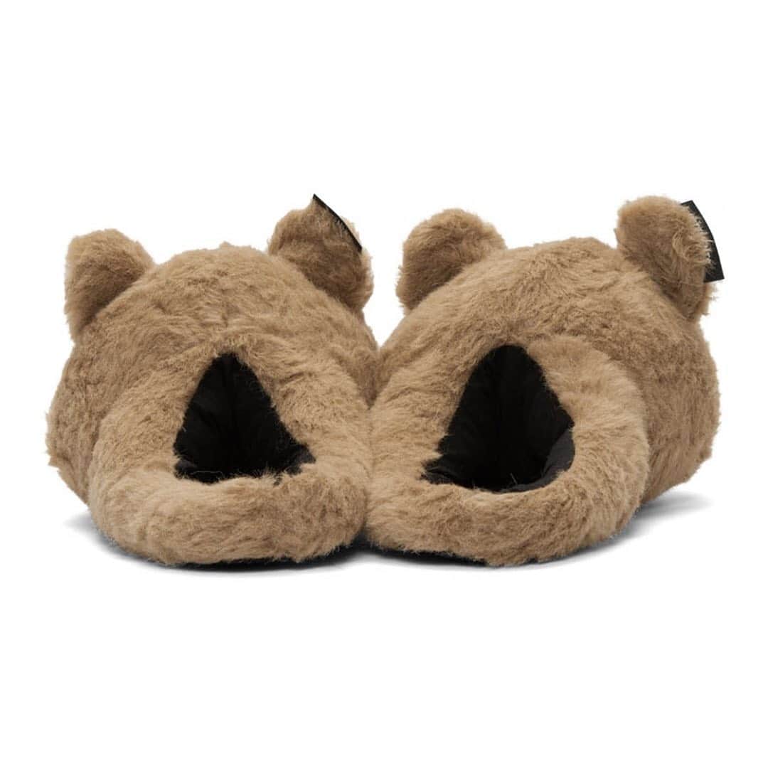 HYPEBEASTさんのインスタグラム写真 - (HYPEBEASTInstagram)「@hypebeaststyle: @vetements_official invoke the iconic teddy bear for their latest accessory drop. The Beige Teddy Bear Slippers feature a resin bear around the toe and have been constructed from wool and mohair material. In a similar fashion, the backpack opts for a full faux-fur bear, utilizing canvas panel detailing on the rear for the bag portion. Head to @ssense to pick the accessories up for $620 USD and $1250 USD, respectively.⁠⠀ Photo: SSENSE」8月21日 9時31分 - hypebeast