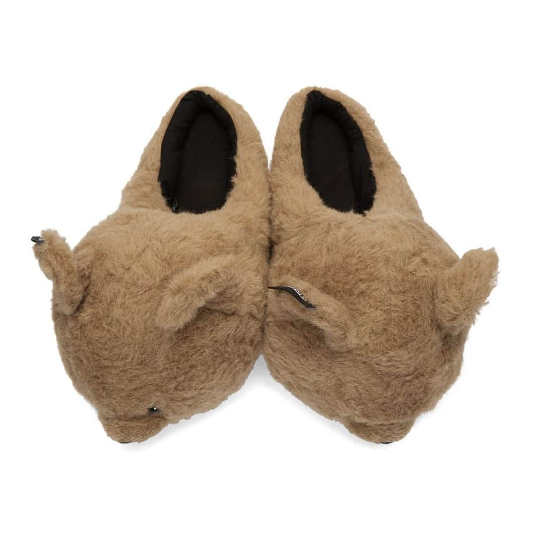 HYPEBEASTさんのインスタグラム写真 - (HYPEBEASTInstagram)「@hypebeaststyle: @vetements_official invoke the iconic teddy bear for their latest accessory drop. The Beige Teddy Bear Slippers feature a resin bear around the toe and have been constructed from wool and mohair material. In a similar fashion, the backpack opts for a full faux-fur bear, utilizing canvas panel detailing on the rear for the bag portion. Head to @ssense to pick the accessories up for $620 USD and $1250 USD, respectively.⁠⠀ Photo: SSENSE」8月21日 9時31分 - hypebeast