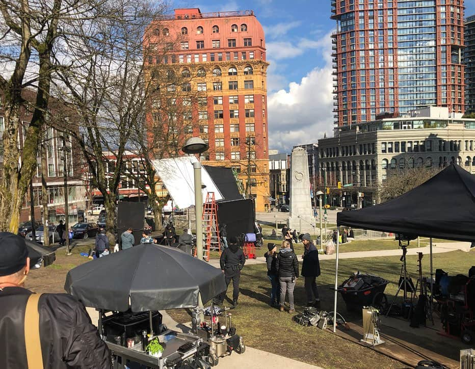 ジェシカ・ビールさんのインスタグラム写真 - (ジェシカ・ビールInstagram)「The #LIMETOWN crew worked SO hard on this show! 💪🏼 I did my part by standing in the rain. Can’t wait for @tiff_net!」8月21日 4時16分 - jessicabiel