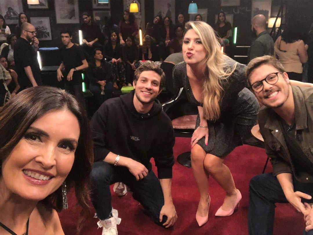 ファチマ・ベルナルデスのインスタグラム：「Hj tem #quehistoriaeessaporchat, no GNT, às 22:30. Foi super divertido ouvir as histórias do @chay e da @calabresadani. E, ainda, tem participações hilárias  da plateia. Amei, @fabioporchat.」