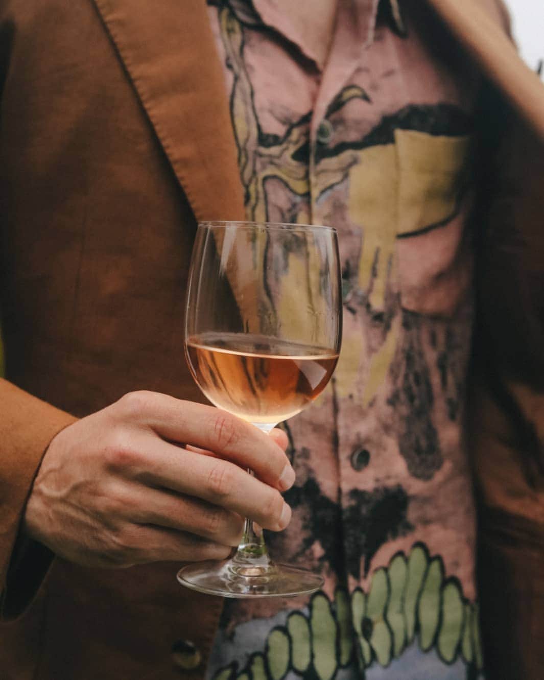 MR PORTERのインスタグラム：「In this week's style questions we help one man on his mission to embrace jazzy shirts. Here is a fine example of how to wear one well. - Head to the link in bio to read the article in full. Shirt @ourlegacy #MRPORTERHamptons」