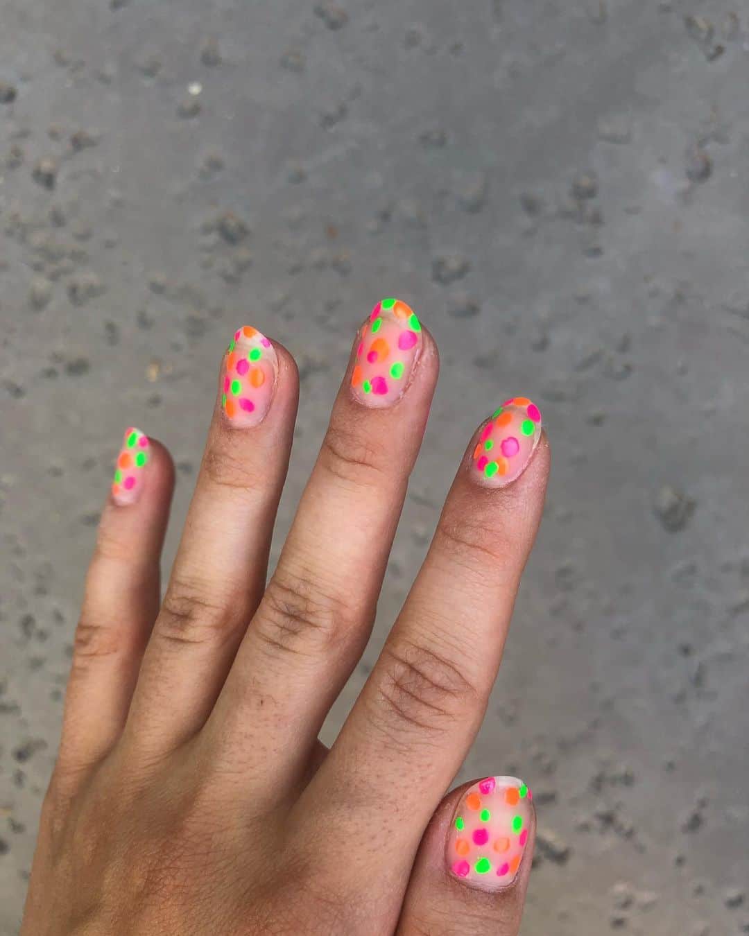 G・ハネリウスさんのインスタグラム写真 - (G・ハネリウスInstagram)「summery dot nails using the @gpolishofficial limited edition neon collection 💅🏻💖💚🧡 Twenty is sold out, so shop Viper and Caution before they’re gone for good !! link in bio 🌟」8月21日 4時18分 - ghannelius